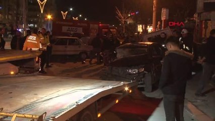 EHLİYETSİZ SÜRÜCÜ PARK HALİNDEKİ ARAÇLARA ÇAPTI 1 ÖLÜ 4 YARALI