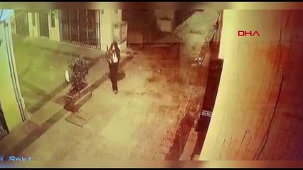 İSTANBUL ? BEYOĞLU'NDA TANIŞMA TEKLİFİNİ KABUL ETMEDİ, TELEFONUNU ALIP KAÇTI