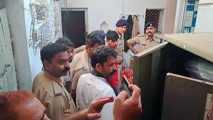 घटना स्थल की जांच करती पुलिस