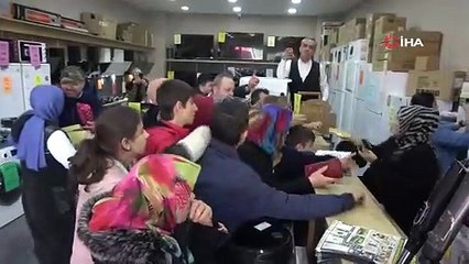 Bursa’da izdihamı önlemek için tek sıra yapan vatandaşlar uzun kuyruklar oluşturdu