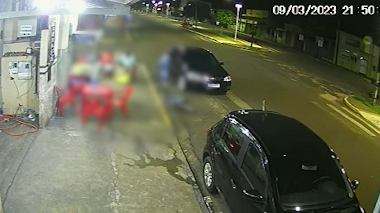 CENAS FORTES: câmeras de segurança registram assassinato de homem em Mariluz
