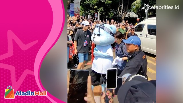Krunk, Maskot YG Entertainment Kejutkan BLINK di Jakarta