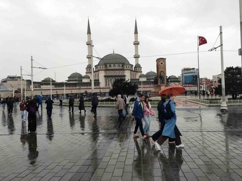 Taksim'de kuvvetli rüzgar ile yağış vatandaşlara zor anlar yaşattı