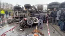 Sultagazi’de beton mikseri otomobilin üzerine devrildi: 2 yaralı