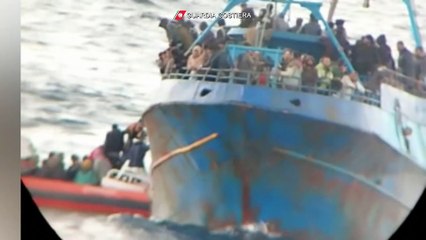 Calabria, il mare mosso minaccia i barconi sovraccarichi: in salvo 900 migranti