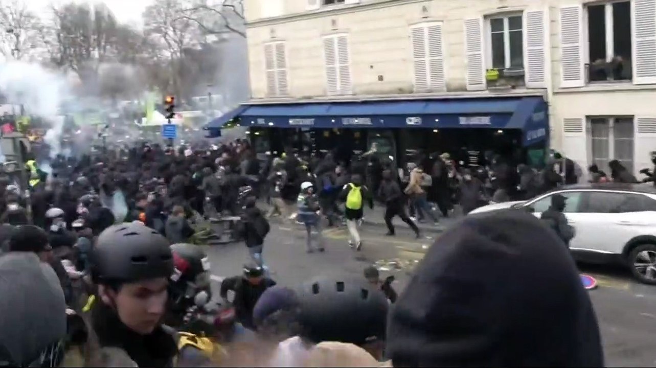 A Paris, des manifestants détruisent  le Peugeot 3008 de SOS Medecin !