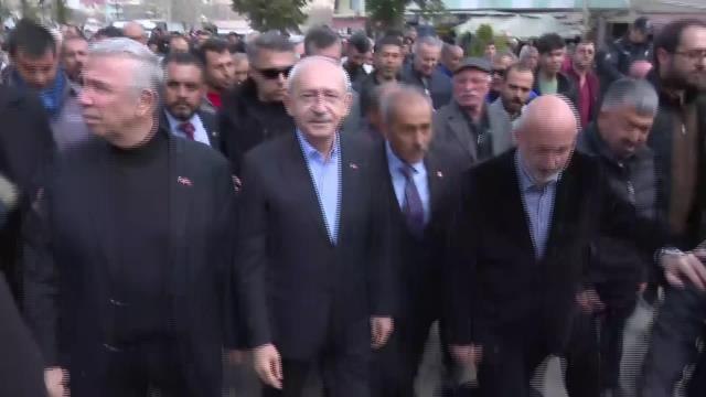Kahramanmaraşlı Depremzede, Kılıçdaroğlu'na Konteyner ve Prefabrik Evlerin Fiyatlarının Artmasından Şikayet Etti: Kendi Parası ile Konteynerde Bile...