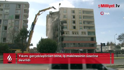 Yıkımı gerçekleştirilen bina, iş makinesinin üzerine devrildi