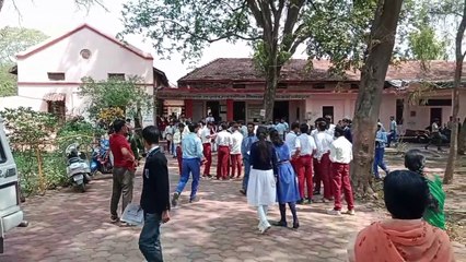 पर्ची में गणित के फार्मूला रखकर नकल कर रही थी छात्रा, अधिकारियों ने पकड़ा