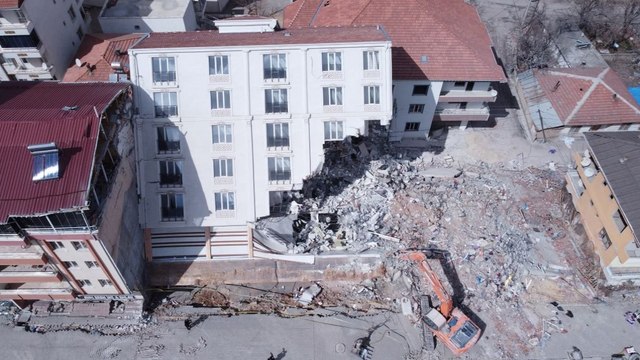 Depremde camları dahi kırılmadan yan yatan binanın yıkımına başlandı
