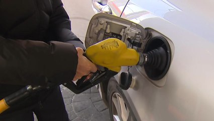 엇갈린 기름값...휘발유는 오르고 경유는 하락 / YTN