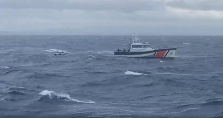 Yarı batık bulunan botta 10 düzensiz göçmen kurtarıldı, 21 kişi aranıyor