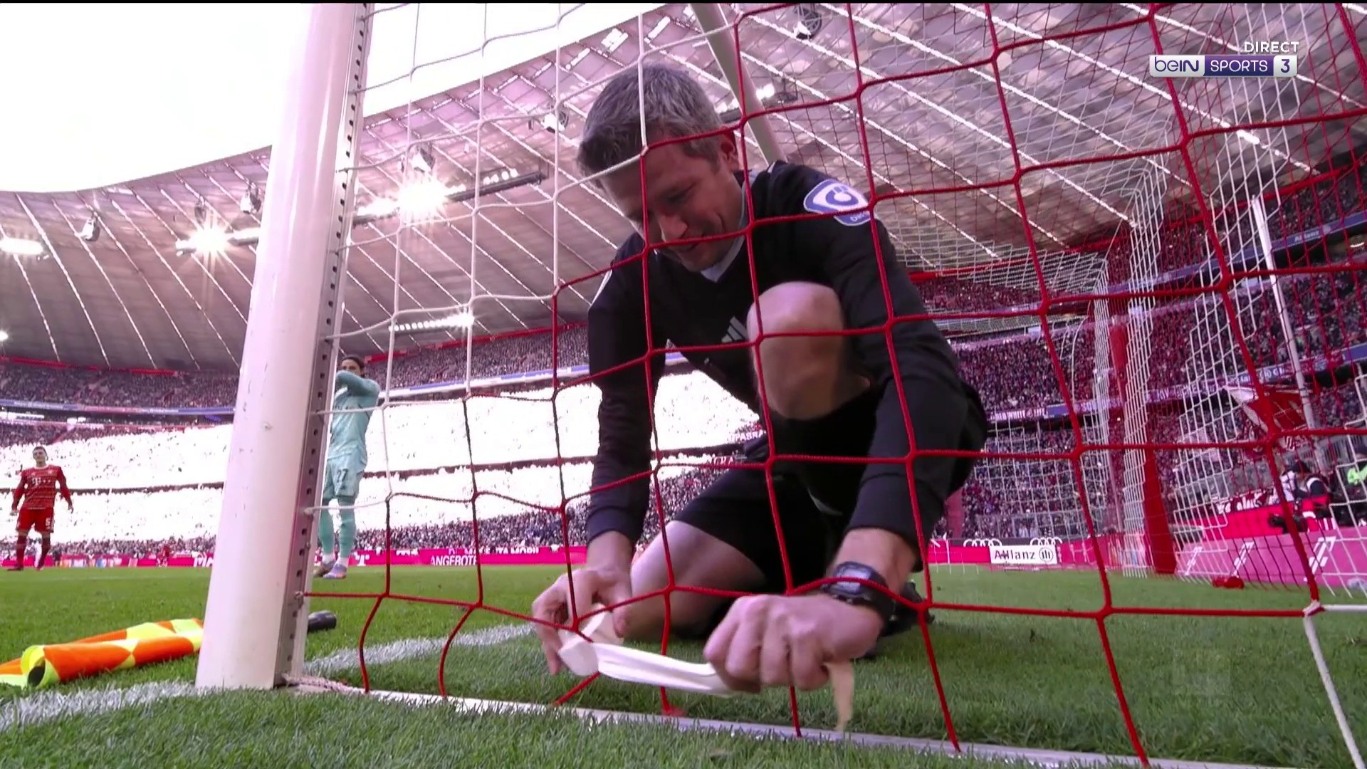 Bundesliga : L'arbitre répare le filet du Bayern Munich