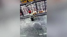 Câmera de segurança registra momento em que homem esconde picanha dentro da roupa em supermercado