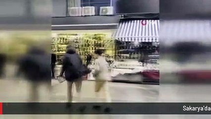 Sakarya'da şiddetli fırtına: Ağaç parçaları yollara savruldu, vatandaşlar yürümekte güçlük çekti
