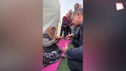 Fahrettin Koca'nın yaşlı depremzede ile sıcak diyaloğu