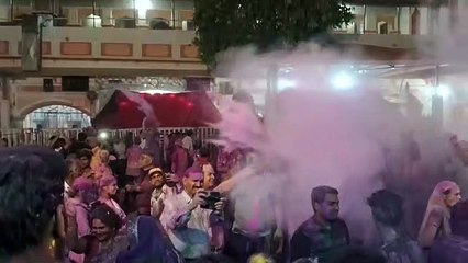 Tải video: Devotees gathered for Mangala Aarti