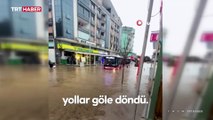 İzmir'de sağanak: Yollar göl oldu, araçlar mahsur kaldı