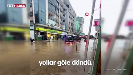 İzmir'de sağanak: Yollar göl oldu, araçlar mahsur kaldı