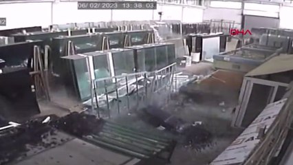 Malatya'da cam atölyesinde deprem anı kamerada