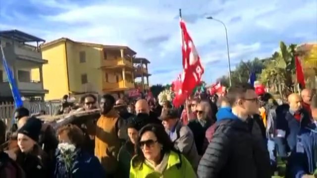 A Cutro sfila la croce di legno fatta coi resti del barcone