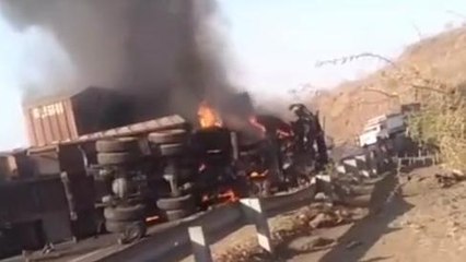 सिंगरौली: अनियंत्रित होकर पलटा ट्रक धू धू कर जल उठा, चालक परिचालक सुरक्षित