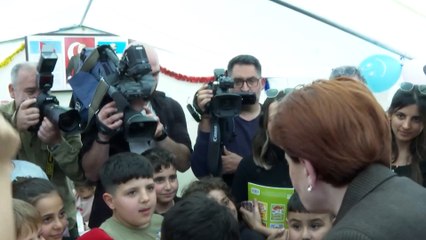 Akşener'e depremde çocuklarını kaybettiğini söyleyen depremzede “Mahvoldum. Dışarıda yatıyoruz. Çadırımız yok.”