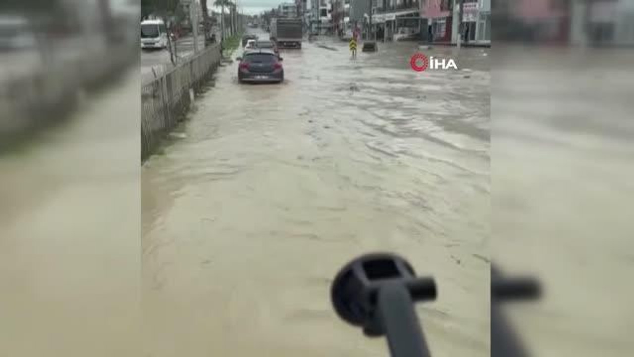 Yağmur Aliağa'da etkili oldu, yollar göle döndü