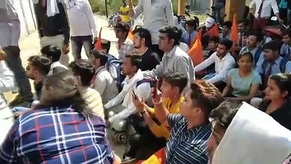 विद्यार्थियों एवं पालकों से अभद्रता करने पर अभाविप ने किया प्रदर्शन