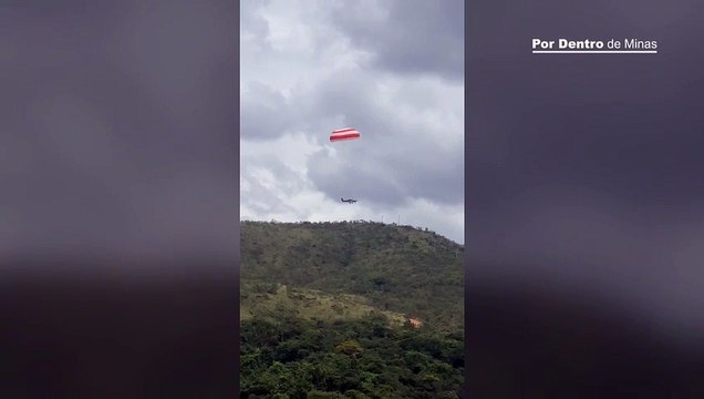 Momento exato que avião faz pouso forçado em mata de Sabará, na Grande BH