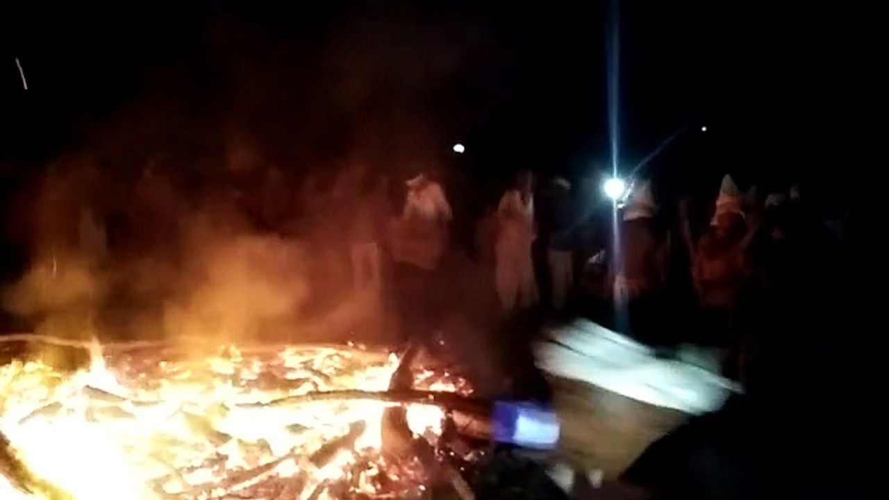 राजस्थान में यहां नंगे पांव जलते अंगारों पर चलत...