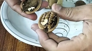 how to crack walnuts an easy idea no3.