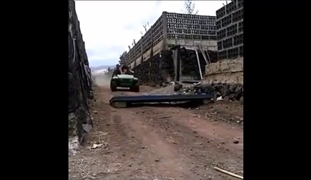 Il se fait éjecter de sa voiturette en faisant l'idiot avec ses potes