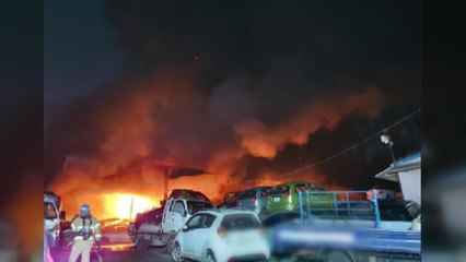 폐차장에서 불...중고차 12대 소실 / YTN