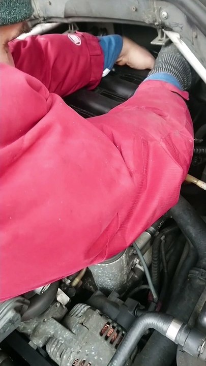 How to remove the intake manifold from a BMW X5 E70 with M57 diesel engine?