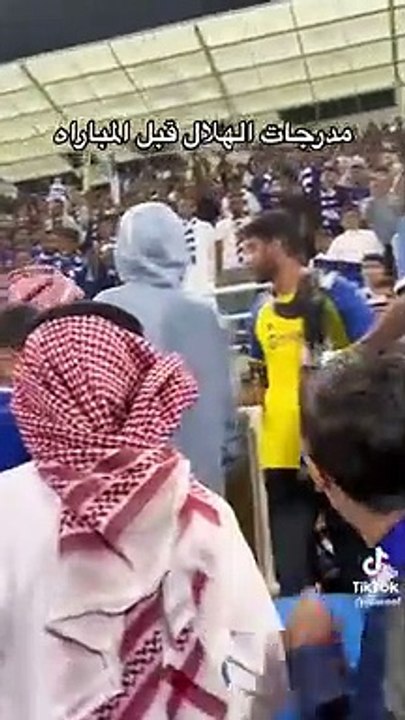 الاعلامي ابراهيم الصالحي يطرد مشجع نصراوي بطريقة مهينة ومستفزة رغم وجود امن الملاعب - @_himo_999 - @gsaksa - @Yalmisehal - الديربي