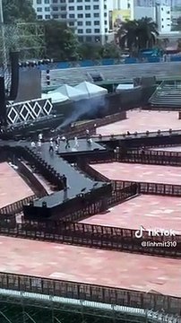 Clip: Nhiều người trong bệnh viện xem show Super Junior