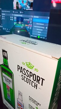 unboxing caja con un par de botellas whisky passpor scotch y vodka wyborowa sabor tamarindo