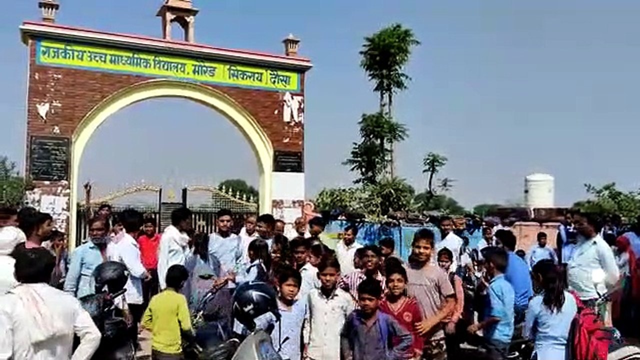 दौसा. शिक्षकों की कार्यप्रणाली से नाराज ग्रामीण...