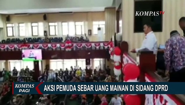 Nekat! Seorang Pemuda Lempar Uang Mainan di Tengah Sidang Paripurna DPRD Bekasi!