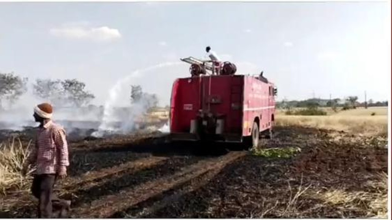 मुलताई: खेत में लगी भीषण आग, किसान को हुआ बड़ा नुकसान,शार्ट सर्किट बताया कारण