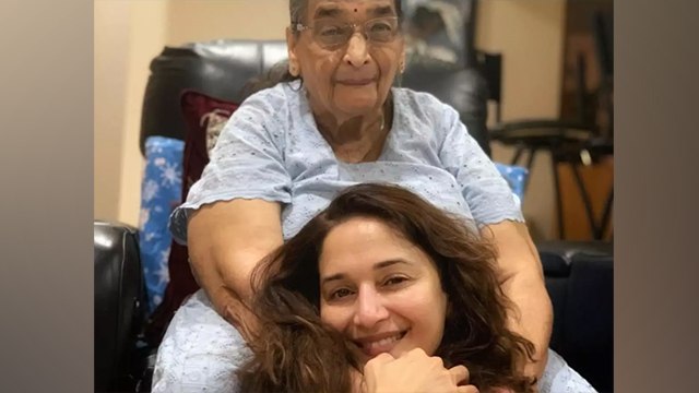 Madhuri Dixit Mother Snehlata Dixit 91 Age में Demise, कहां होगा Antim Sanskar । Boldsky