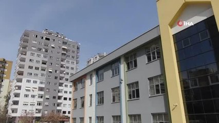 Okulun yanı başındaki ağır hasarlı bina öğrencileri tedirgin ediyor