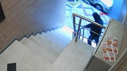 BAĞCILAR'DA APARTMANIN MERDİVEN KORKULUKLARINI SÖKEREK ÇALAN ŞÜPHELİ KAMERADA