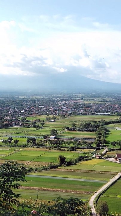 Melihat erupsi gunung merapi Yogyakarta dari perbukitan Prambanan.
