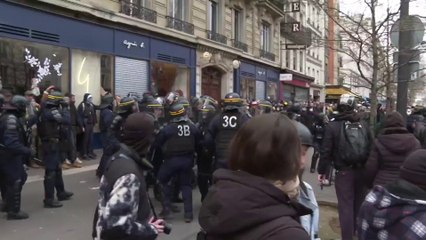 اشتباكات بين الشرطة الفرنسية ومحتجين على قانون رفع سنة التقاعد