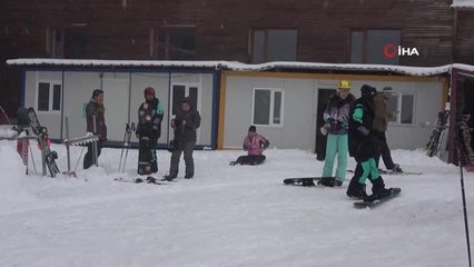Kartalkaya'da tatilciler kar yağışı eşliğinde kayak yaptı