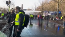 La Policía despeja con cañones de agua una protesta medioambiental en La Haya