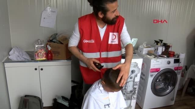 GÖNÜLLÜ BERBERLER, MOBİL KUAFÖRDE DEPREMZEDELERİ TIRAŞ EDİYOR