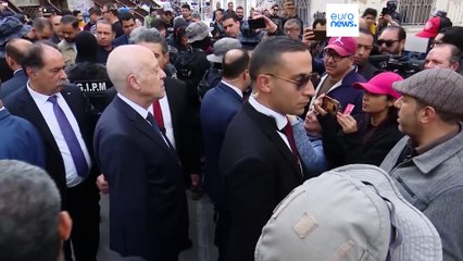 الرئيس التونسي: مواجهة "الحملات المسعورة" تكون بالنشيد الوطني